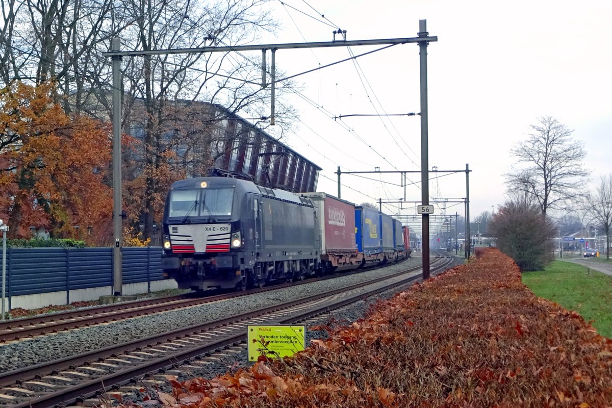 X4E0-620 hauls the Rzepin-shuttle through Wijchen on 1 December 2019.