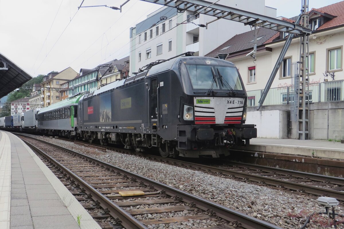 X4E/475 716 takes a break at Olten on 20 May 2020 to let an InterCity train pass by. 