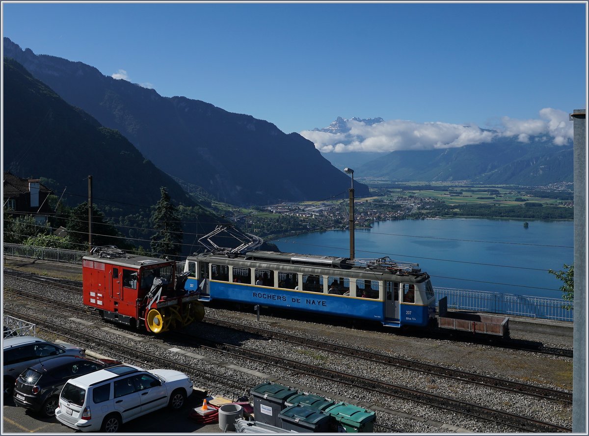 Xrot N° 4 and Bhe 2/4 207 in Glion.
03.07.2016