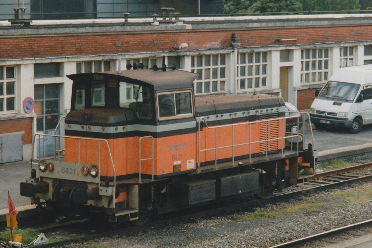 Y 8421 stands at Lille-Flandres on 14 September 2004 and gets photographed from the station's  stairs.