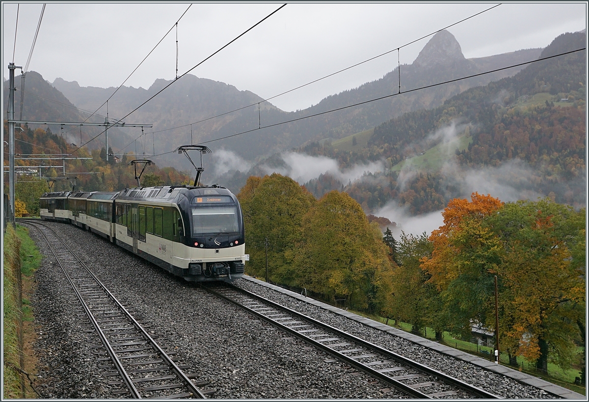 You can also take photos in bad weather, here are four examples of bad weather photos at the MOB: The MOB ABe 4/4 9303  Alpina  wiht his local train from Zweisimmen to Montreux in Sendy Sollard. 

23.10.2020