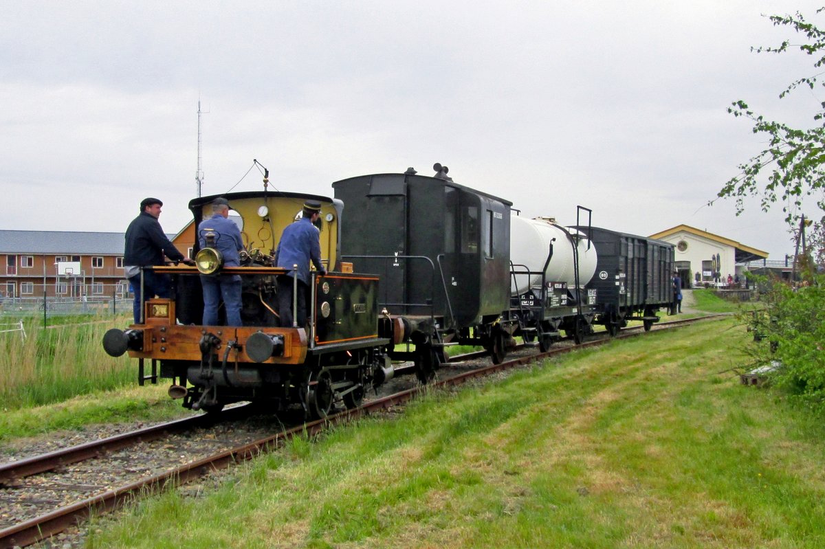 YVONNE, owned by SCM, was guest at the SGB in Goes on 14 May 2015. Here she hauls a short freight hopper.