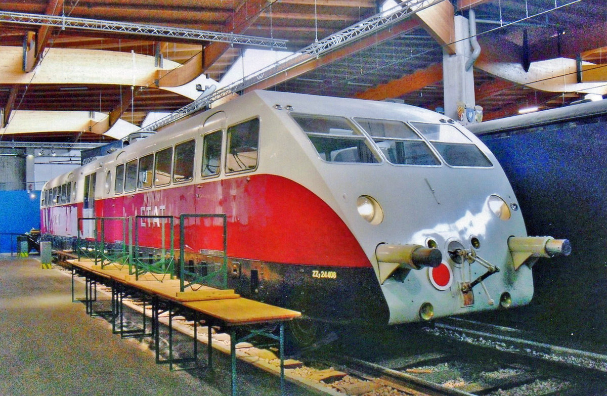 Z 24004 stands in the Cité du Train in Mulhouse on 30 May 2019. This fast railcar was designed and build by Bugatti, to whom the SNCF commissioned the request to design a fast and comfortable train to beat off the speedily growing competition by car and bus -and to keep the aeroplane at bay for the better-to-do travellers. This Bugatti was a reasonable succes, but more was needed to up the game for the Franch railways. After the effects of the Second World War on rail travel were overcome, SNCF decided to stuck with more conventional railway technology. 
