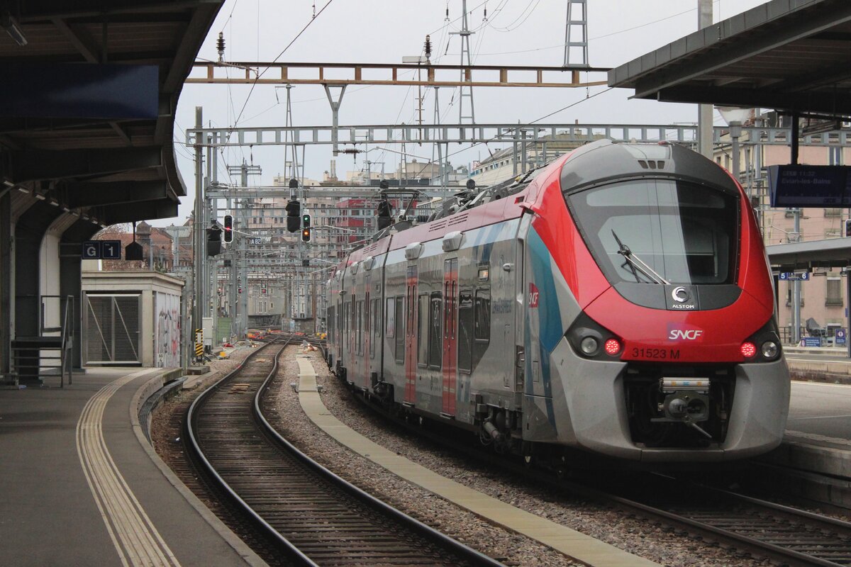 Z-31523 exits Geneve with a Leman-Express RER to Annemasse on 31 December 2023.