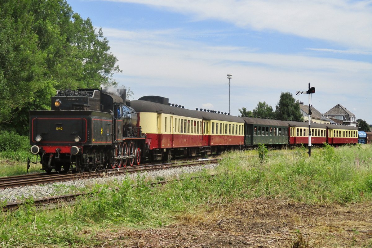 ZLSM 1040 shunts an extra train at Simpelveld on 8 July 2017.
