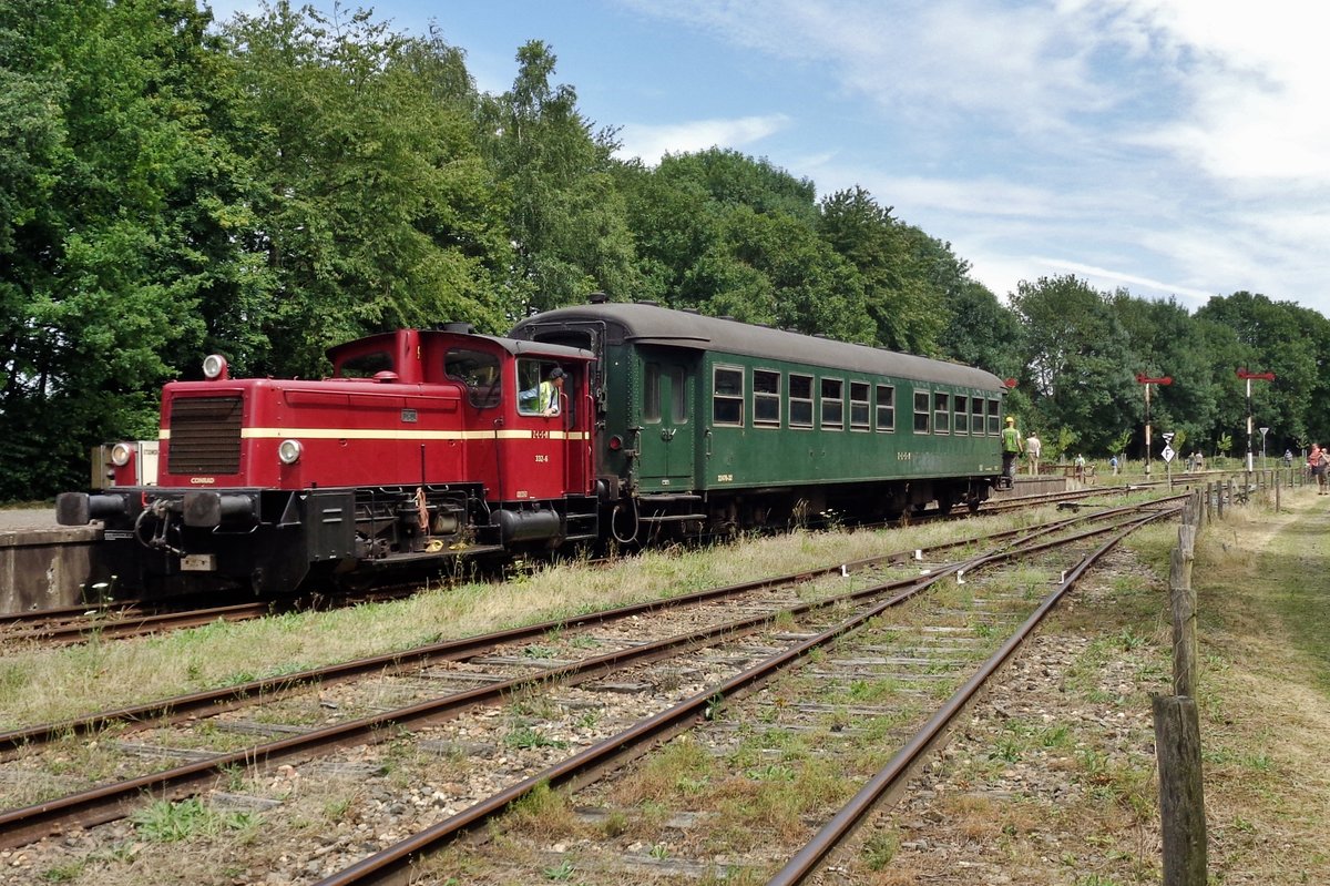 ZLSM's CONRAD/332-6 shunts with a former SNCB coach at Simpelveld on 8 July 2017.
