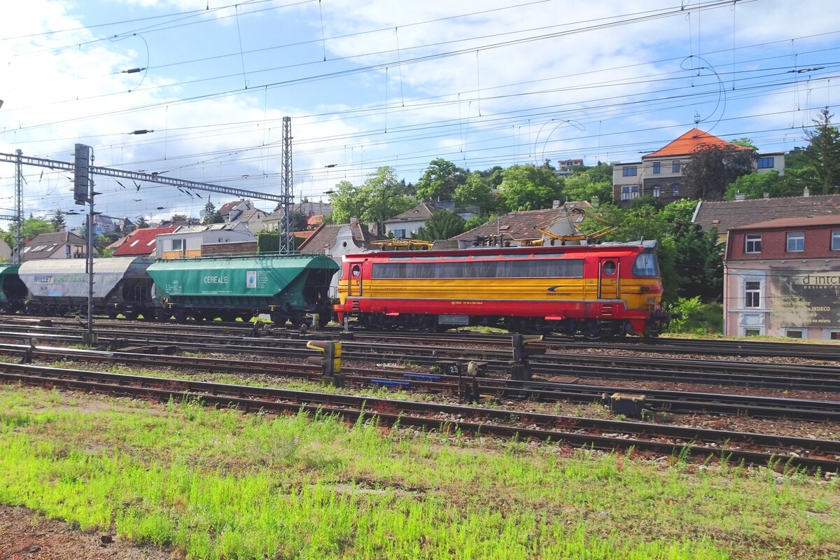 ZSCS 240 104 banks a cereals train through Bratislava hl.st. on 25 June 2022.