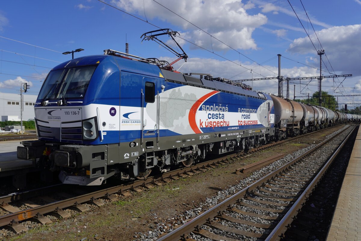 ZSCS (a.k.a. ZSSK Cargo) 193 136 hauls a tank train through Kol�n toward Praha-Liben on 18 September 2026. Both Czech and Slovakstate railways have opted for rented Vectrons Class 193/383 as a replacement for older electrics.