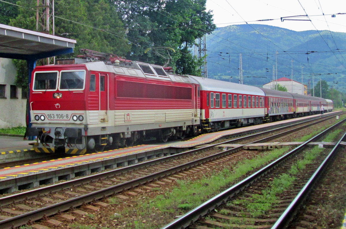 ZSSK 163 106 calls at Vrutky on 30 May 2015.