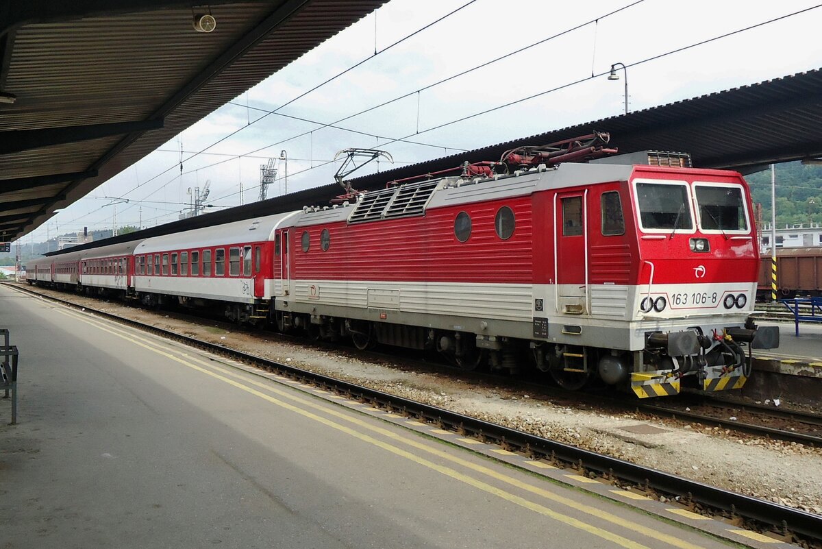 ZSSK 163 106 calls at Zilina on 30 May 2015.