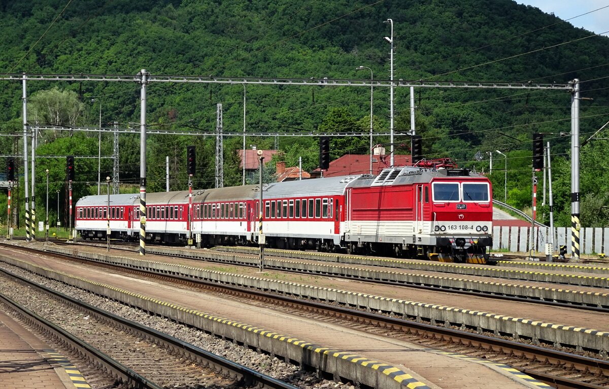ZSSK 163 108 enters Kysak on 23 June 2022.