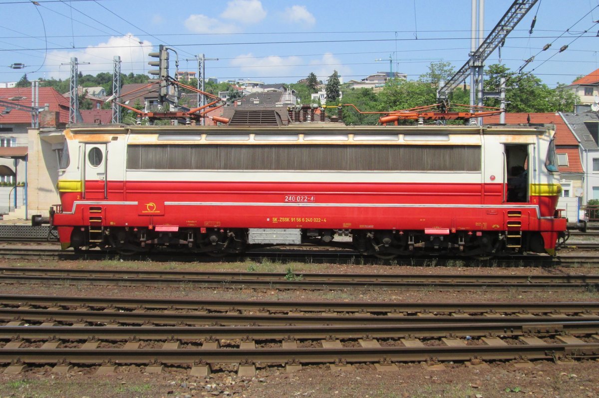 ZSSK 240 022 runs round at Bratislava hl.st. on 2 June 2015.