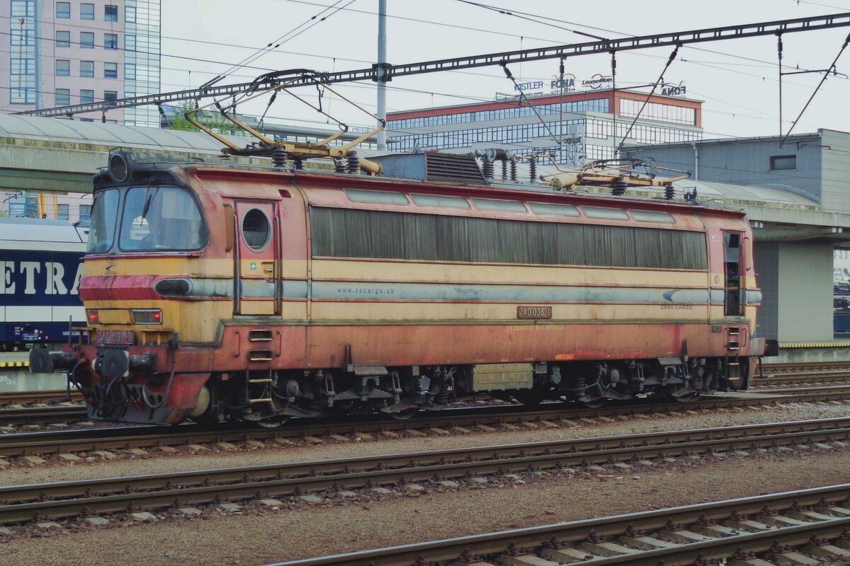 ZSSK 240 038 runs round at Bratislava-Petrzalka on 4 April 2017.