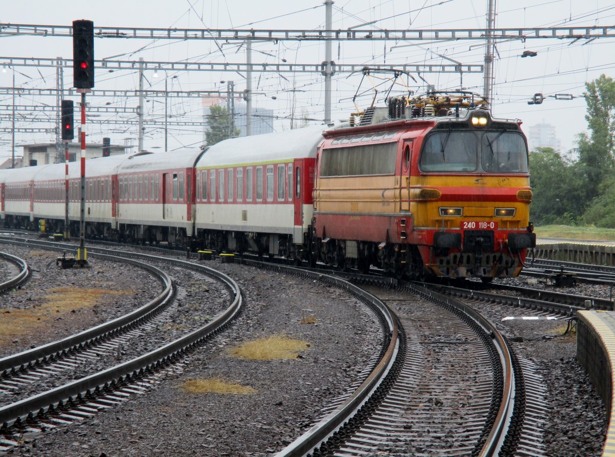 ZSSK 240 118 enters Bratislava hl.st. on 19 September 2017 while a rain shower unleases itself above the train.