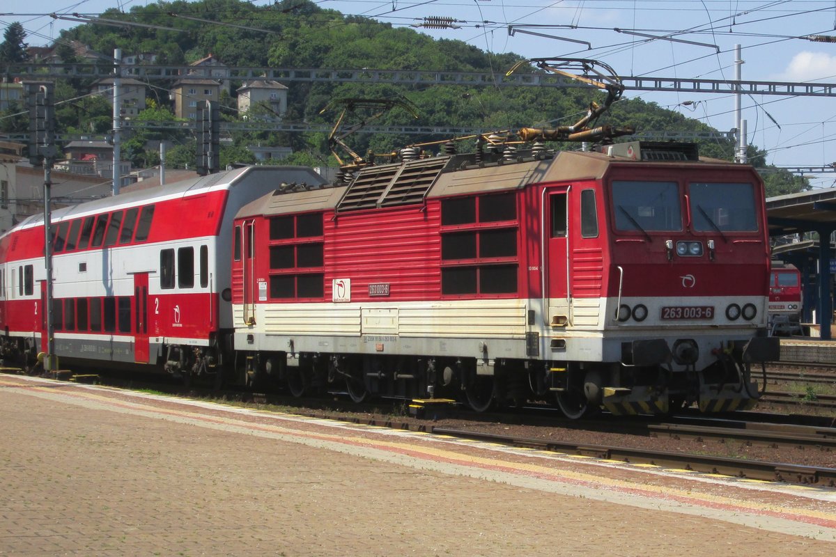 ZSSK 263 003 enters Bratislava hl.st. on 2 June 2015.