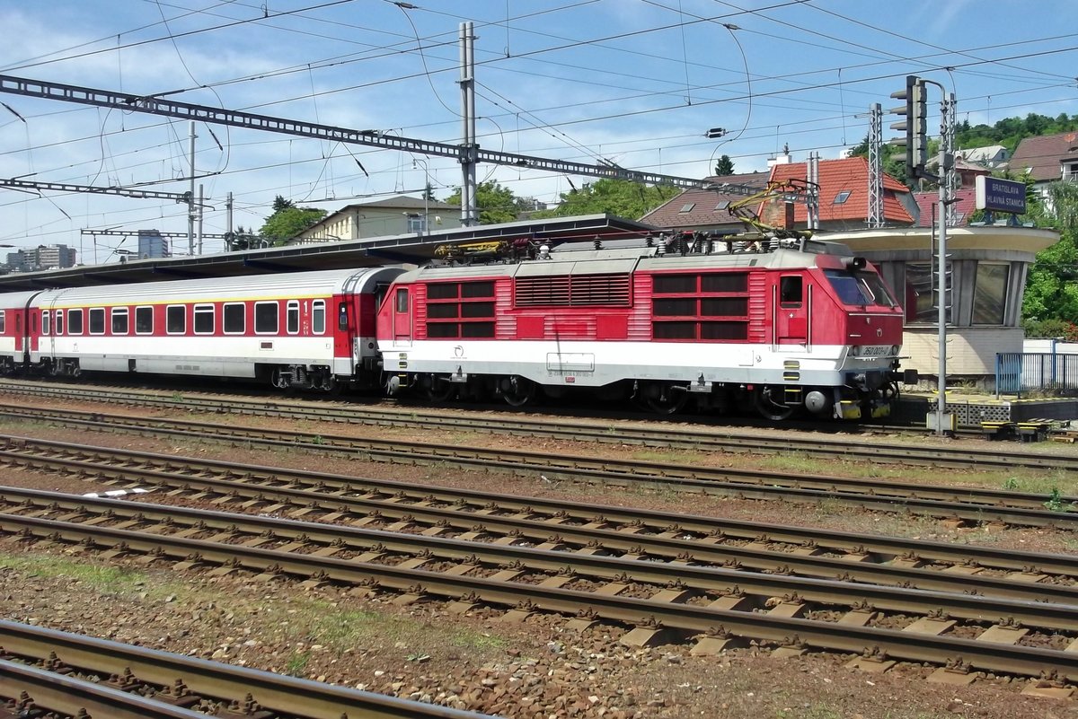ZSSK 350 003 quits Bratislava with a Zvolen-bound IC on 31 December 2016.