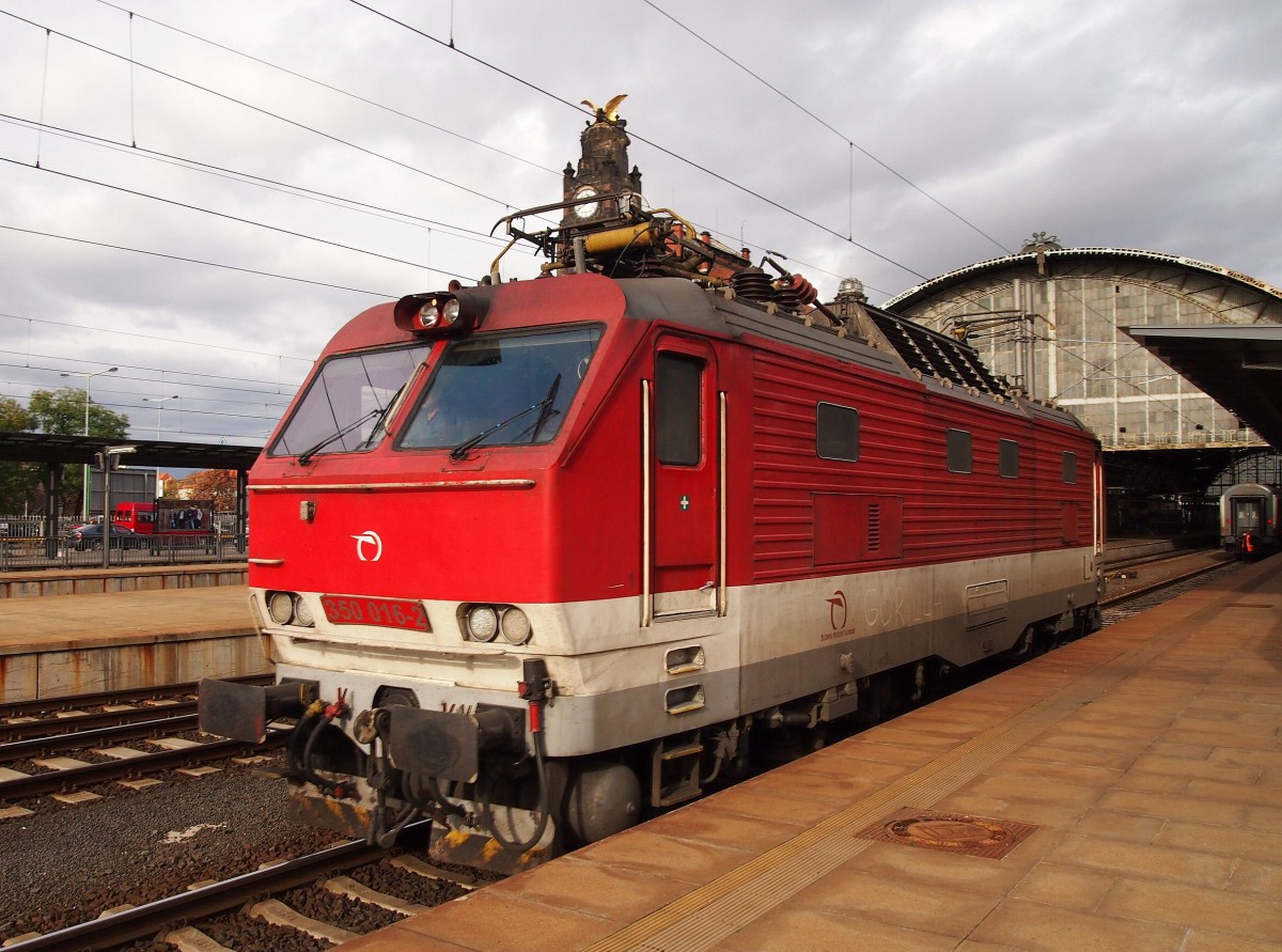 ZSSK 350 016-2 shunts at Praha hl.n. on 8 November 2013.