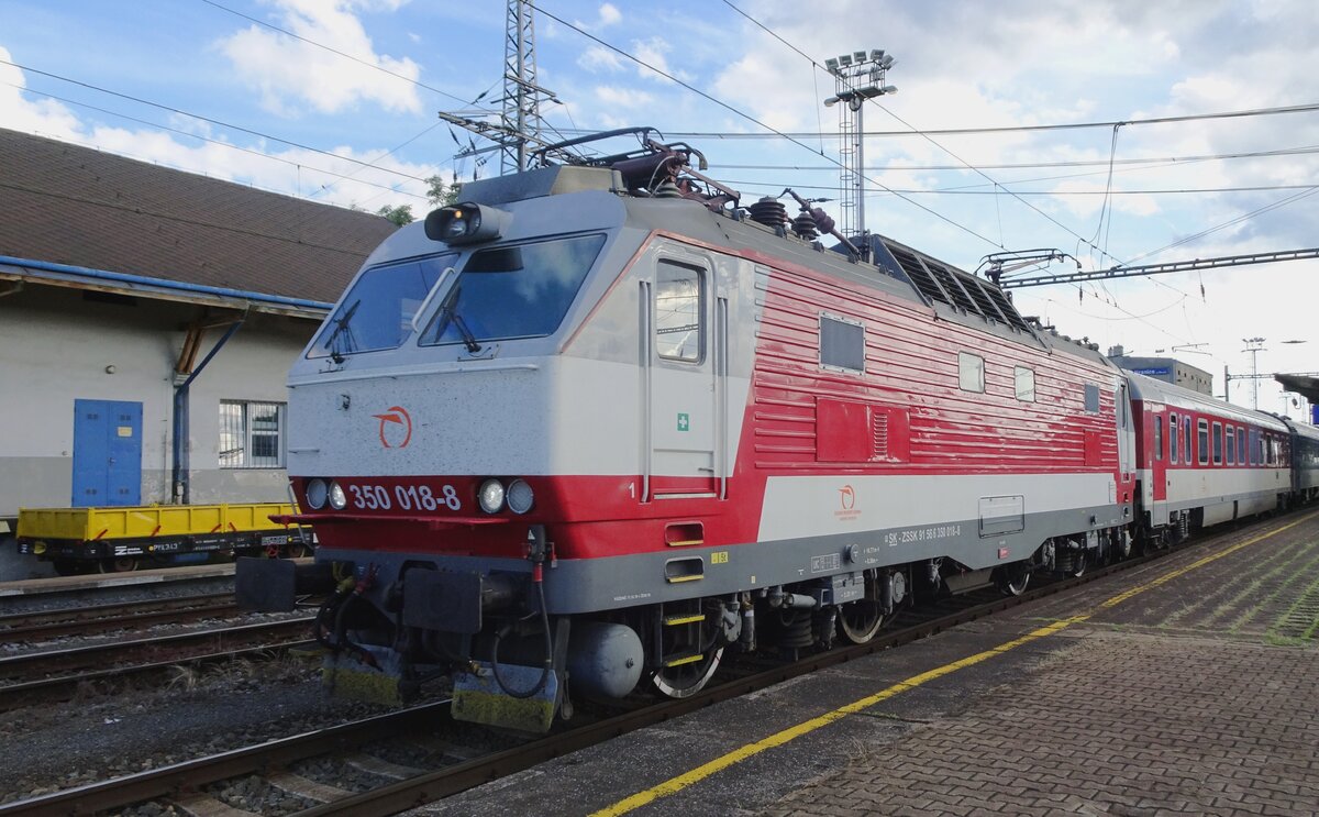 ZSSK 350 018 quits Hranice nad Morave on 21 June 2022.