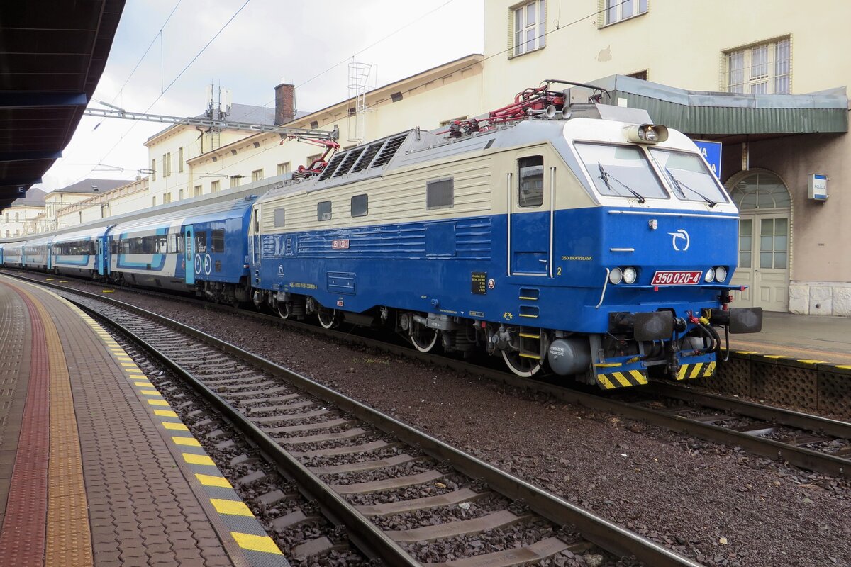 ZSSK 350 020 calls at Bratislava hl.st. on 25 June 2022 sporting her retro colours.