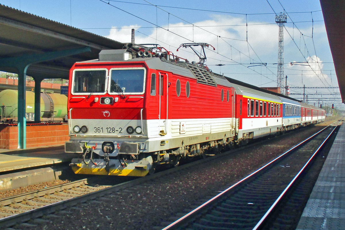 ZSSK 361 128 enters Pardubice hl.n. on 15 September 2018.