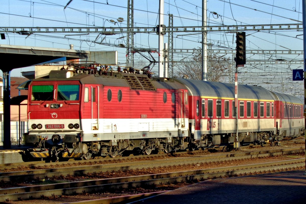 ZSSK 362 006 enters Bratislava hl.st. on 31 December 2016.
