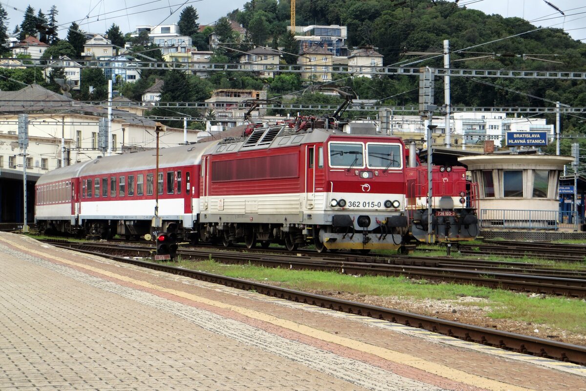 ZSSK 362 015 quits Bratislava hl.st. with a Rychlyk to Martin on 26 August 2021.