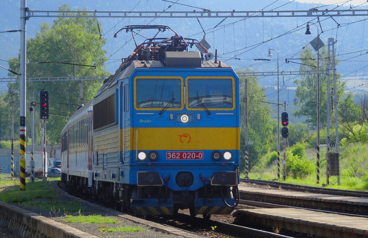 ZSSK 362 020 calls at Spisske Vlachy on 23 June 2022. 