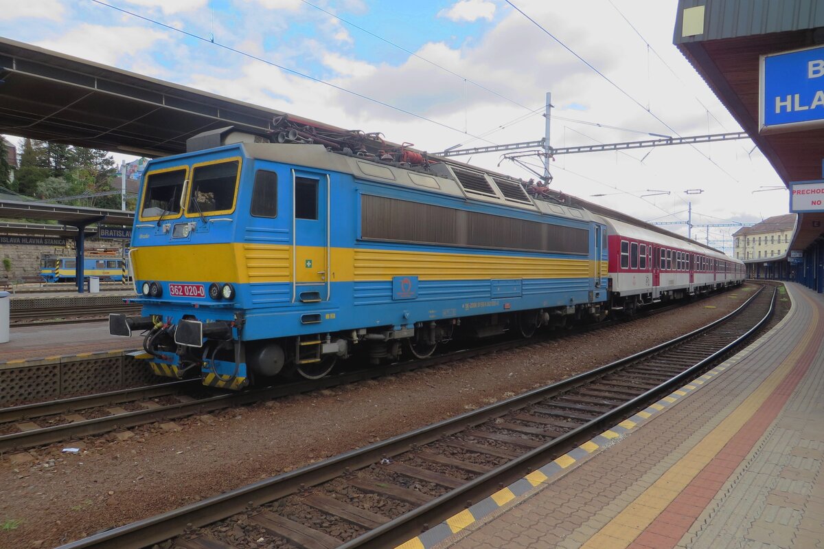 ZSSK 362 020 has received retro-colours and calls at Bratislava hl.st. on 27 August 2021.