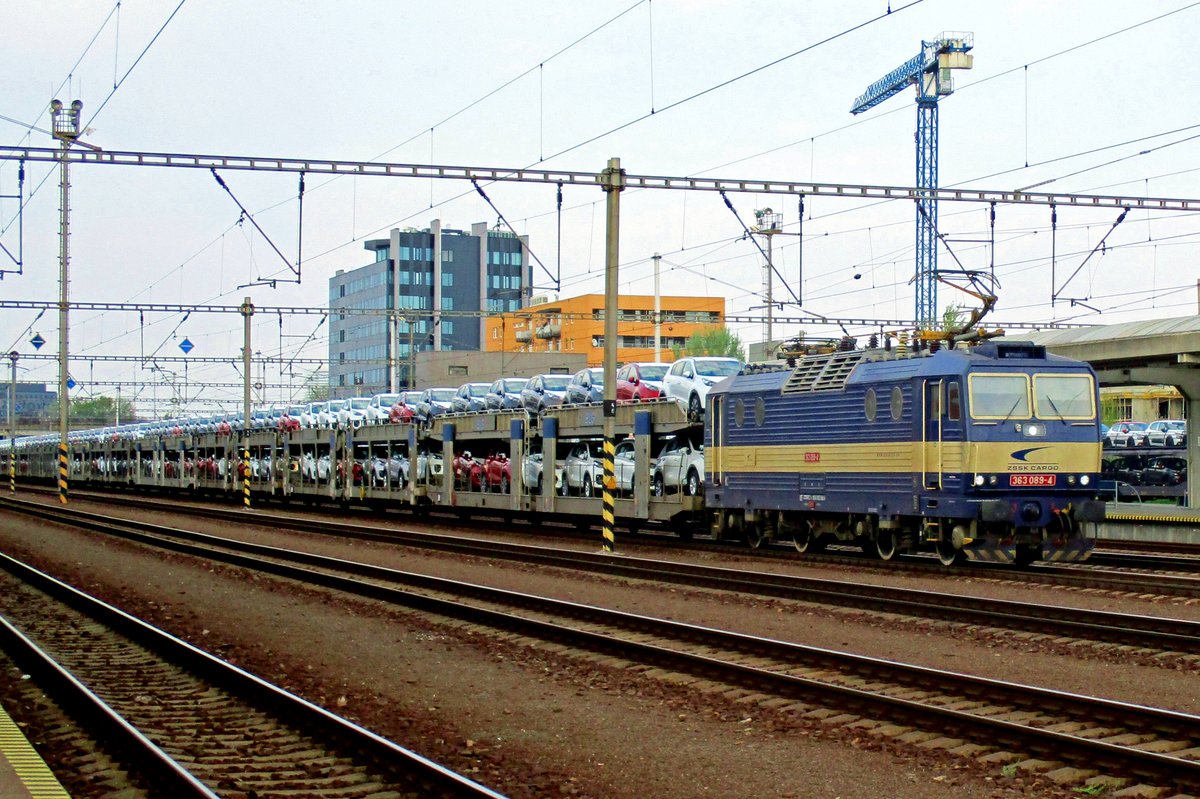 ZSSK 363 089 hauls a KIA-block train trhough Bratislava-Petrzalka on 5 May 2018.
