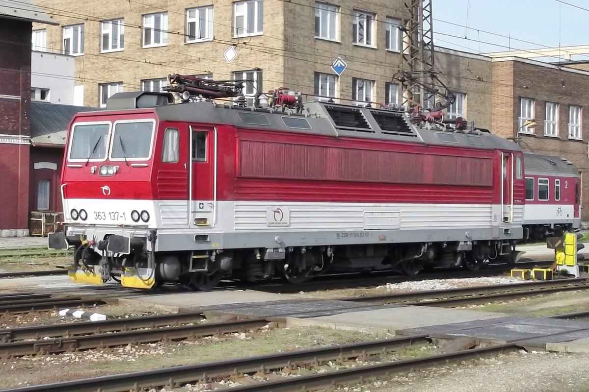 ZSSK 363 137 pauses at Zilina on 15 May 2018.