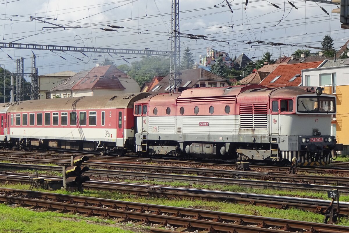 ZSSK 754 003 quits Bratislava hl.st. on 27 August 2021.