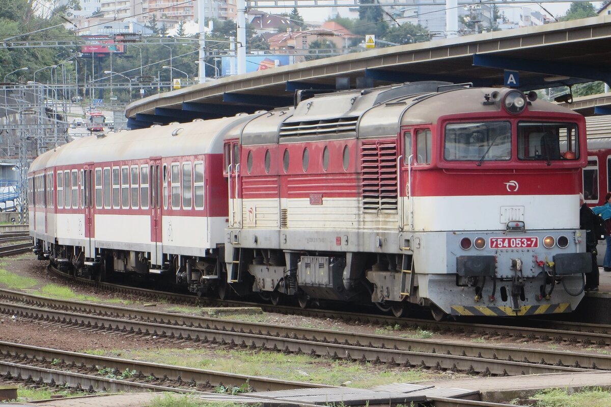 ZSSK 754 053 stands ready for departure at Bratislava hl.st.