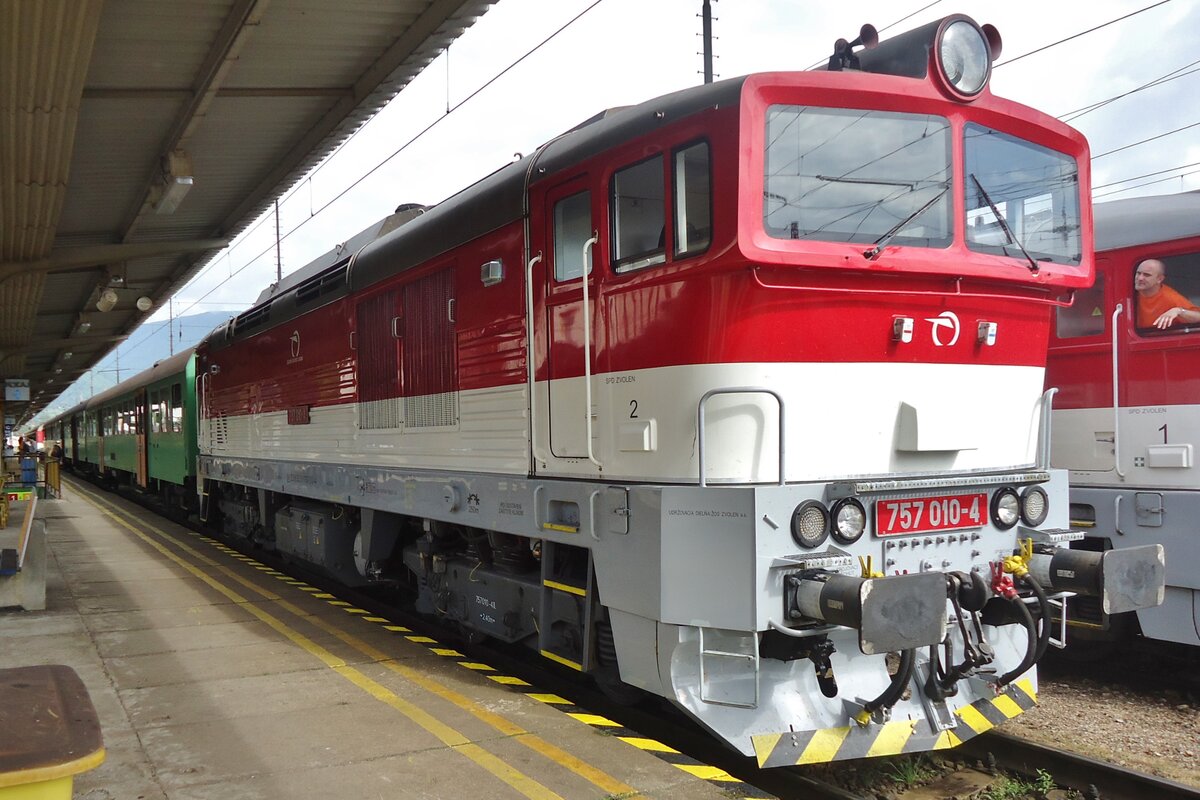 ZSSK 757 010 awaits departure time at vrutky on 30 May 2015 but there remains plenty of timne for a chat with a collegue.