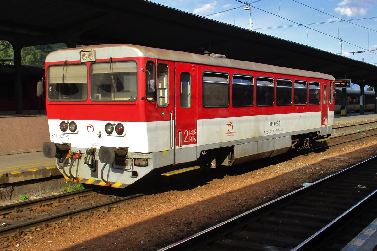 ZSSK 811 025 calls at Vrutky on 30 May 2015.