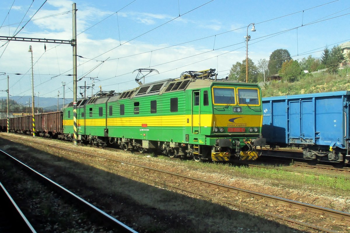 ZSSK Cargo 131 006 stands with a coal train on 13 September 2018 in Cadça, where she will be assisted by a banker for the ride to Zilina and furhter.