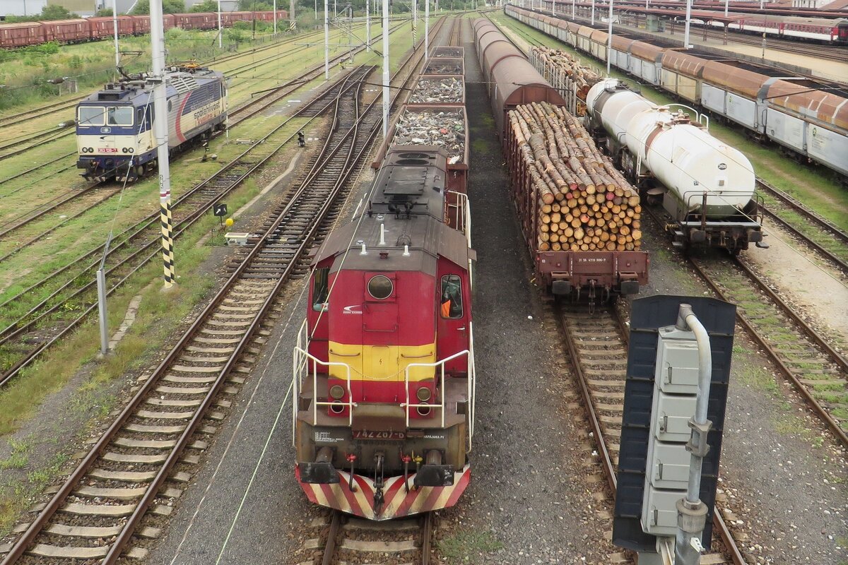 ZSSK Cargo 742 287 shunts at Leopoldov on 26 August 2021.