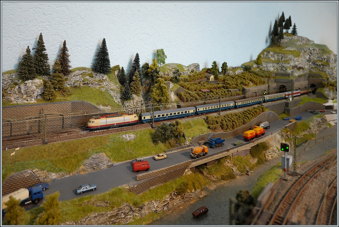 En klassisk DB IC/EC med 103 107-9 kör på min Z-skala anläggning.

29 augusti 2026