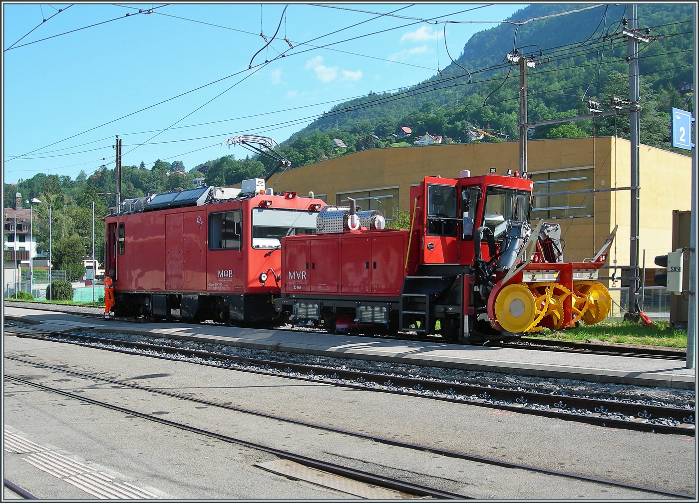 Bei gut 28° im Schatten testet die MOB ihre HGem 2/2 2501 und der Schneeschleuder X 464 in Blonay.

27. Mai 2026