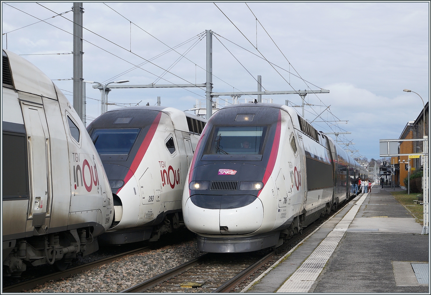 At platform B in Annemasse, SNCF TGV Rame 711 (from St-Gervais-les-Bains-Le Fayete) and the SNCF Rame 293 coming from Evian-les-Bains awaits its departure for Paris Gare de Lyon, while TGV trainset 716 on the plattform A, operating in the opposite direction as TGV inOui 6473, is bound for St-Gervais-les-Bains-Le Fayet.

February 21, 2026