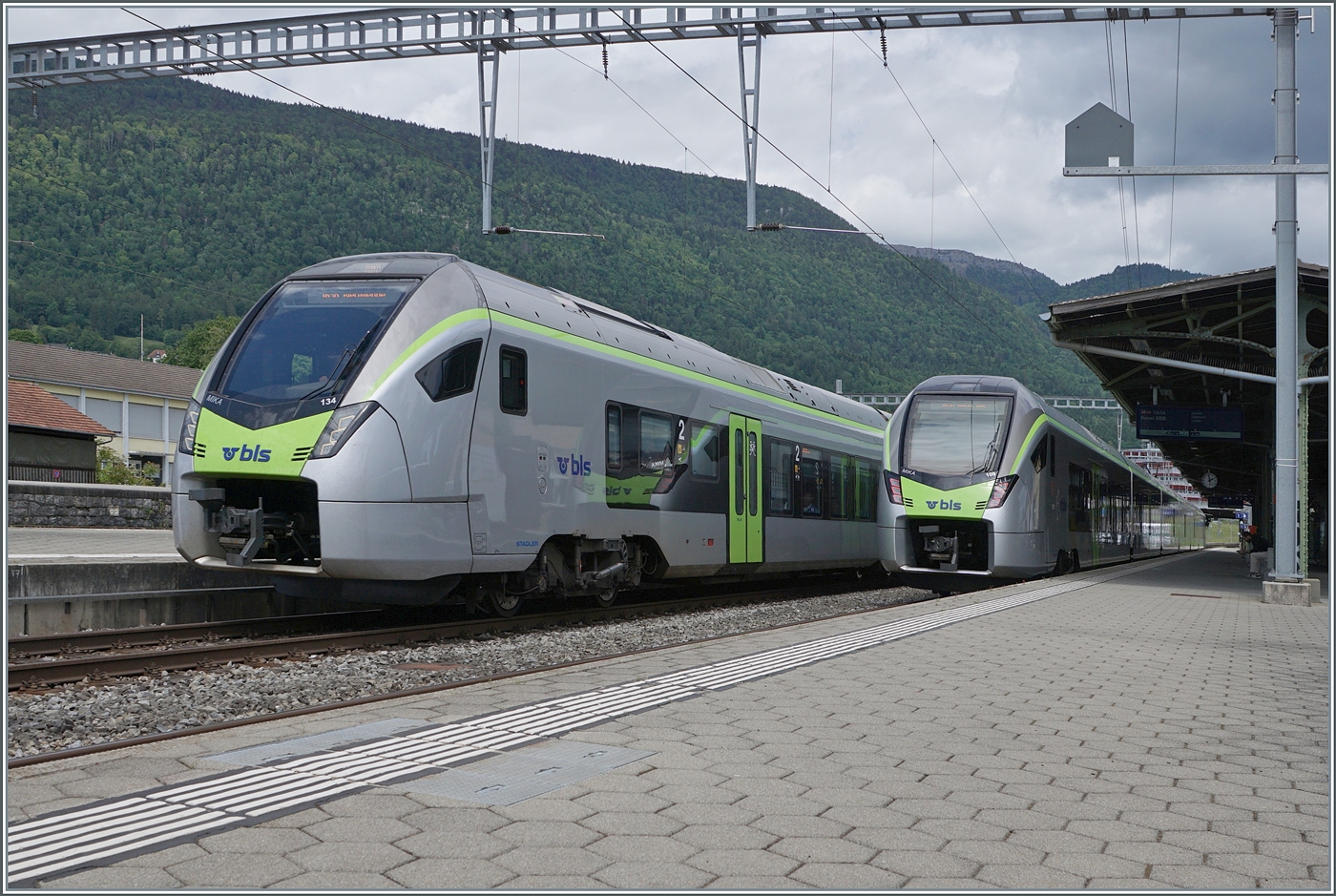 BLS / MLBグレンヘン・ノルト駅では、バーゼル発ビール/ビエンヌ行きのBLS MIKA RABe 528 134号車と、ビール/ビエンヌ発バーゼルSBB行きのRABe 528 109号車がすれ違います。長い間、正確には105年間、この路線でBLSの列車はほとんど見られませんでした。BLS / MLB線の開業以来、SBBが交通を担当しており、当初の計画とは異なり、主にデレ経由ではなくバーゼル－ビール/ビエンヌ軸に重点を置いて運行されていました。現在、ついにBLSの列車もこの路線で運行されており、SBBのICNとともに30分間隔のサービスを提供しています。

2026年5月20日