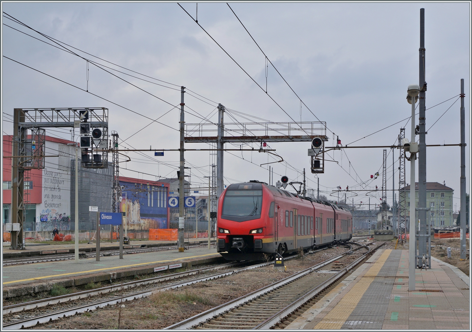 Coming from Aosta, the bimodular FS Trenitalia BUM BTR 813 004 arrives in Chivasso. The train is operating as RV VdA 2726 and will continue to Torino Porta Nuova after changing direction.

February 24, 2023