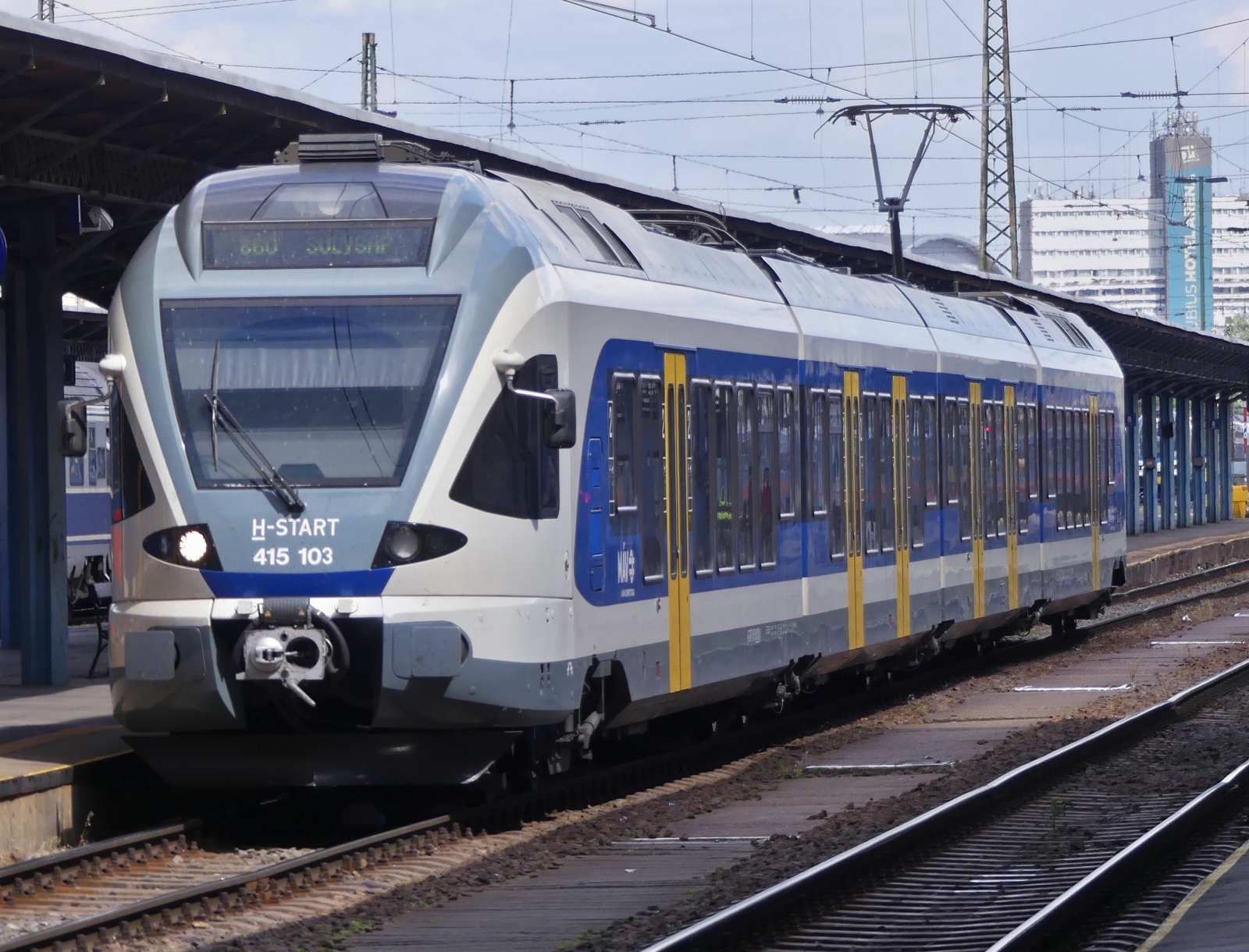 Electric multiple unit 415 103 is entering Budapest Keleti station. 08.05.2026