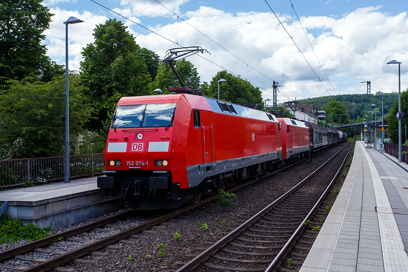 In double traction, the 152 074-1 (91 80 6152 074-1 D-DB) and the 152 005-5 (91 80 6152 005-5 D-DB) of DB Cargo Deutschland AG are running with a mixed freight train through Kirchen/Sieg on June 9, 2026. Actually, the total power output of 17,400 hp (12,800 kW) of the two locomotives is somewhat over-dimensioned here.