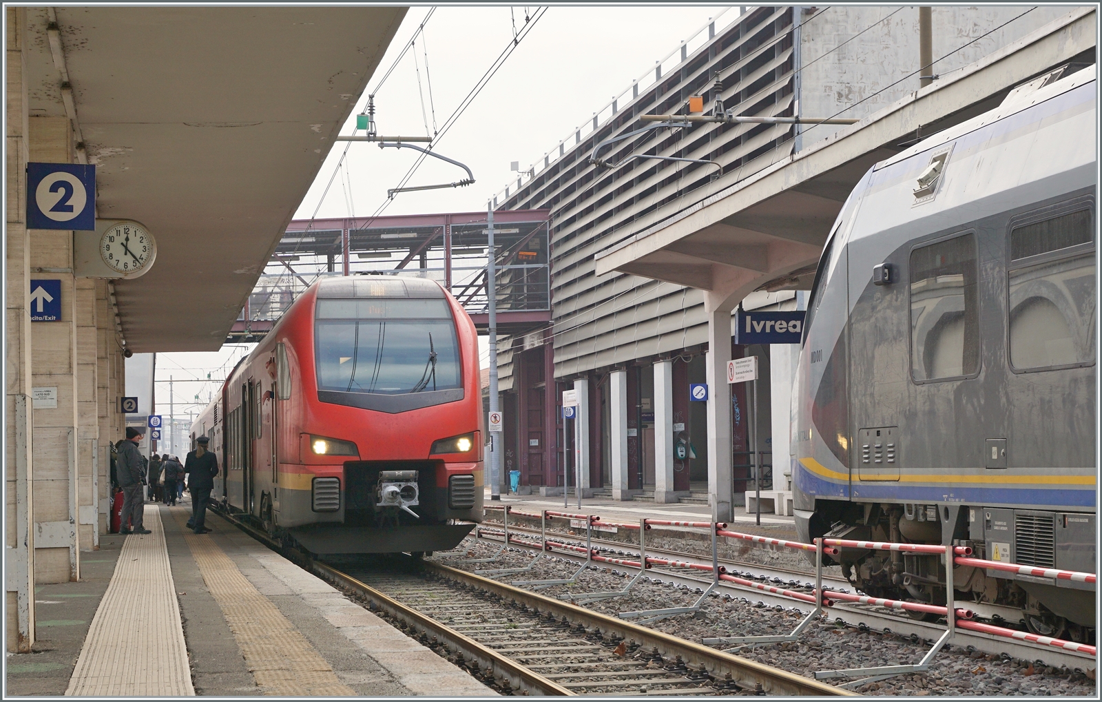 W Ivrei, FS Trenitalia BTR 813 005 jeszcze nie dotarł do Doliny Aosty, ale osiągnął koniec zelektryfikowanej linii. Stąd kontynuuje jazdę z napędem diesla.

24 lutego 2023