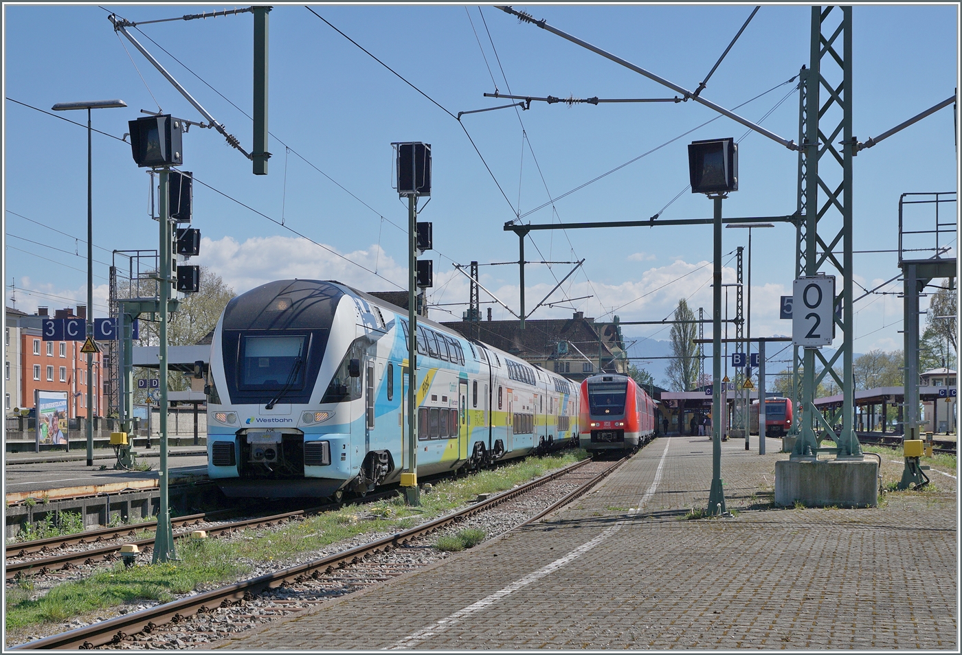 In Lindau Insel, the Westbahn Kiss ET 4010 025 (UIC 93 85 4010 025-3 CH-WSTBA) is waiting as WB 979 for departure to Vienna Westbahnhof.

April 22, 2026