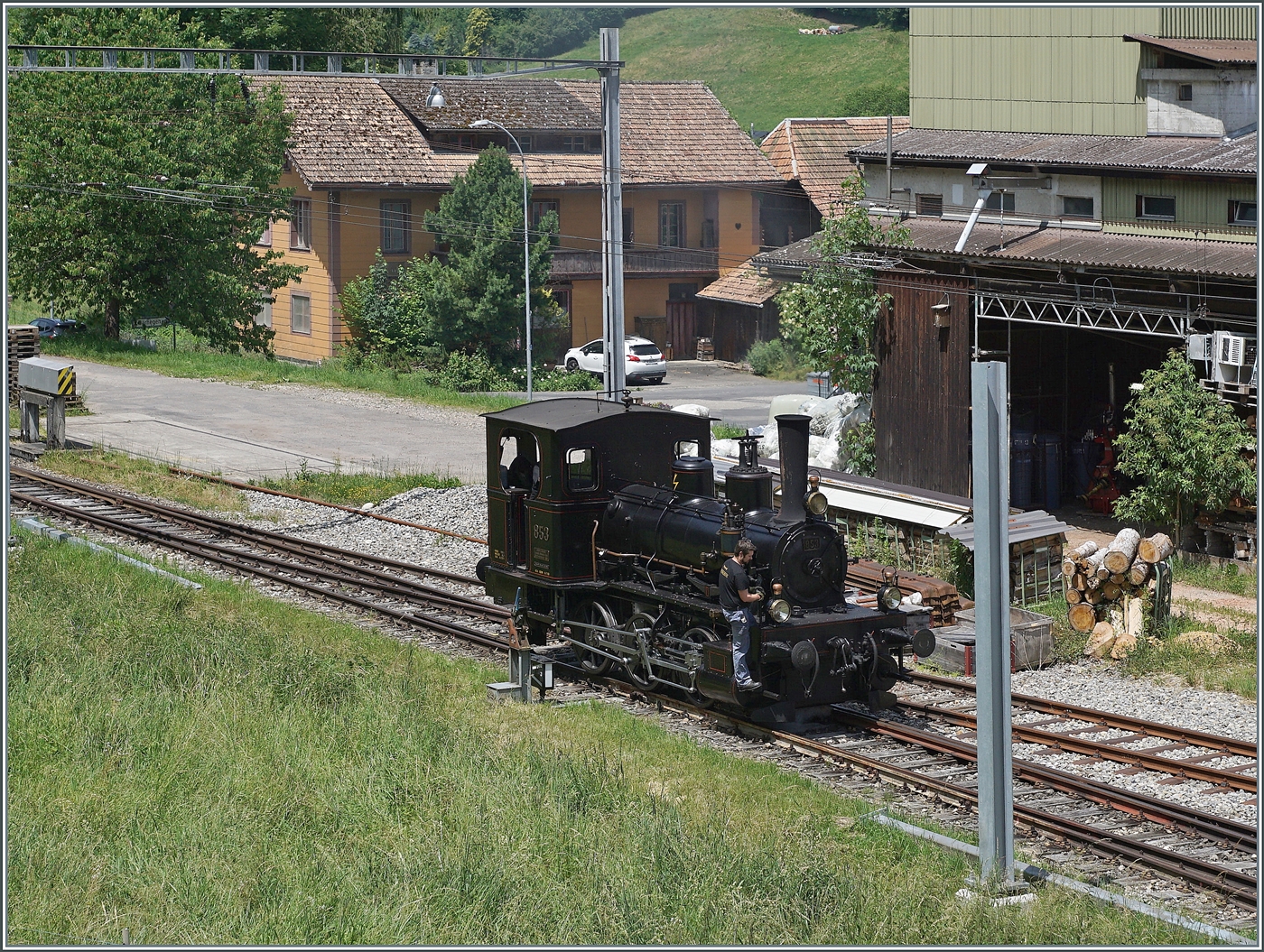 In Wasen, the E 3/3 853 (UIC 90 85 0008 573-3) shunts to bypass and take over its train to Sumiswald Grünen.

June 14, 2025