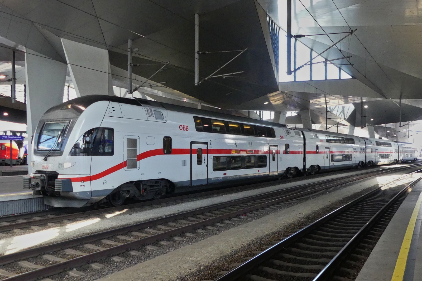 Multiple Unit 4110 112-8 is at the station in Vienna on the platform. May 3, 2026