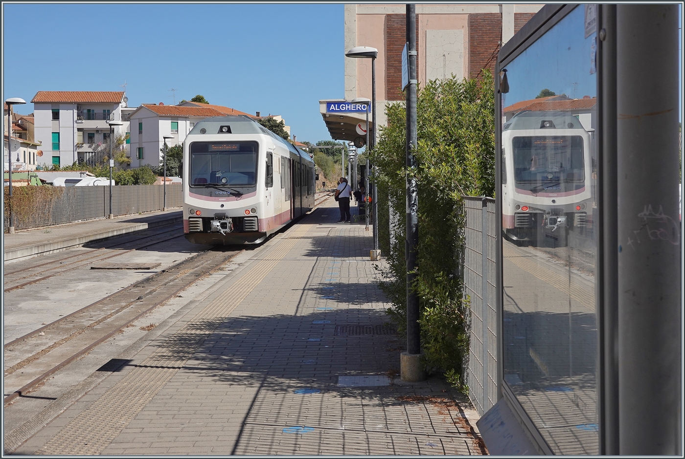 Only a short time was available for the program item  Sardinian Railway Photography,  after which we explored the beautiful town of Alghero. And admittedly, I must note that a Stadler double-diesel railcar (familiar to me in shape) as a subject hardly justified lingering longer at the station; after all, I tried to stage the train within half an hour, for example here with the cropped reflection in the right part of the image. For completeness: In Alghero, the ARST (transporti regionali della sardegna) ADeS01 (95 83 4600 001-0 [A] / 95 83 4600 101-8 [B]) double railcar awaits departure as AT 70 to Sàssari. September 22, 2026