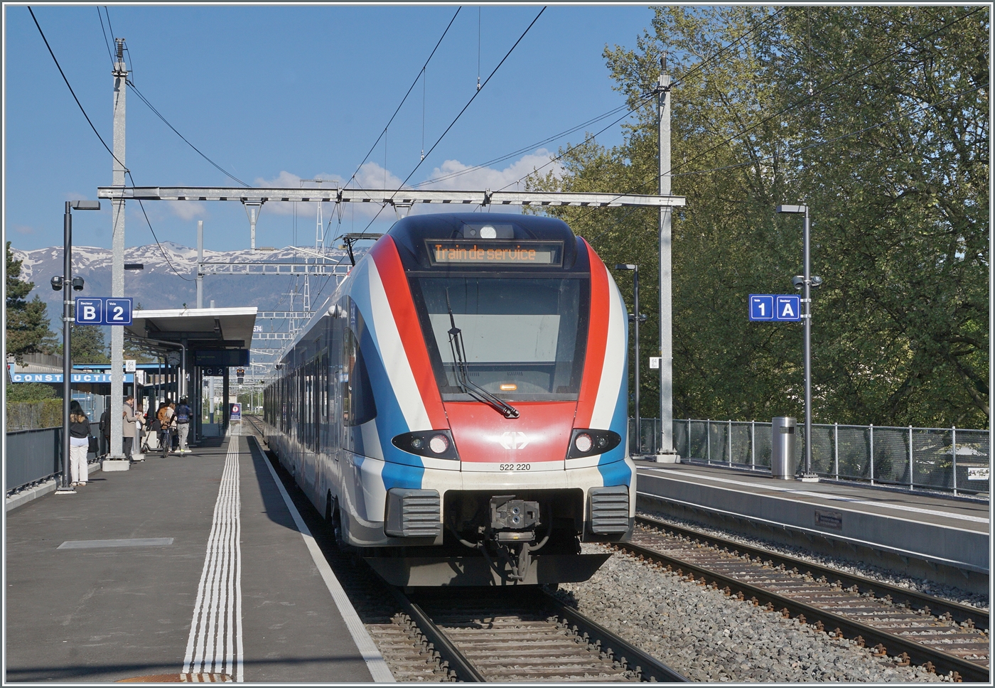 SBB LEX RABe 522 220 has arrived at the destination of its journey as Léman Express 23535 on the new RL7 line. The train was very well occupied. The route first follows the usual CEVA line, then goes through the approximately one-kilometer-long Chatalaine Tunnel before the line merges into the Genève - La Plaine line. But back to the picture: The train is now standing in Vernier and must be quickly parked, as the RL5 to La Plaine will arrive in a few minutes. The train will be parked at the former station and current cargo site Vernier-Meyrin. Whether it will remain there until the evening for the return service is unknown to me. April 16, 2026