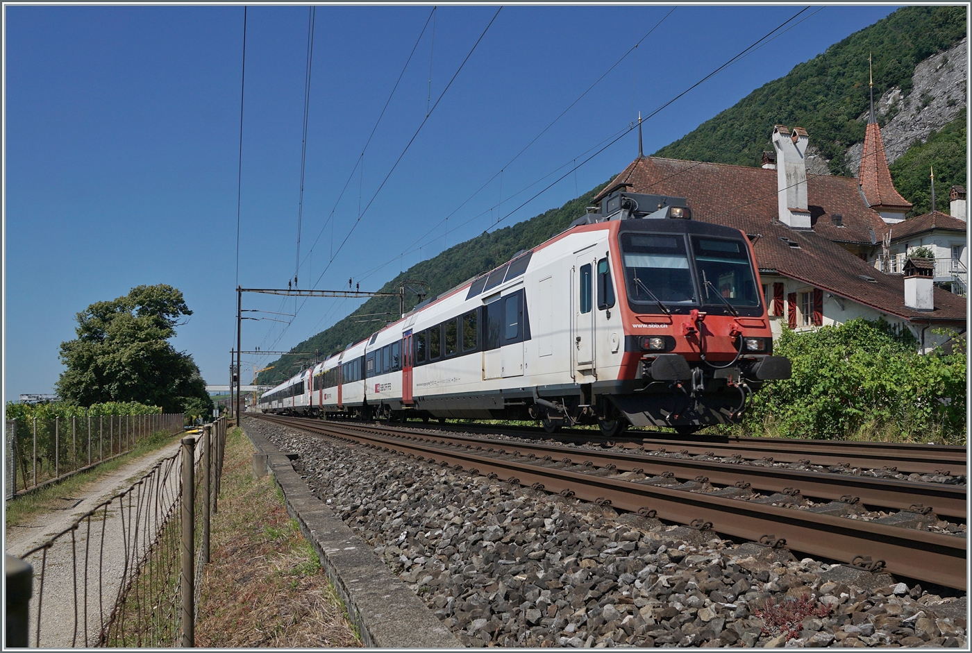 Shortly before Ligerz, two Domino RBDe 560 units are operating as a regional train heading towards Biel/Bienne.

July 11, 2025